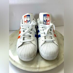 Size 11.5 - New York Knicks Shell Toe Adidas Superstar Sneakers pre-owned w/ box